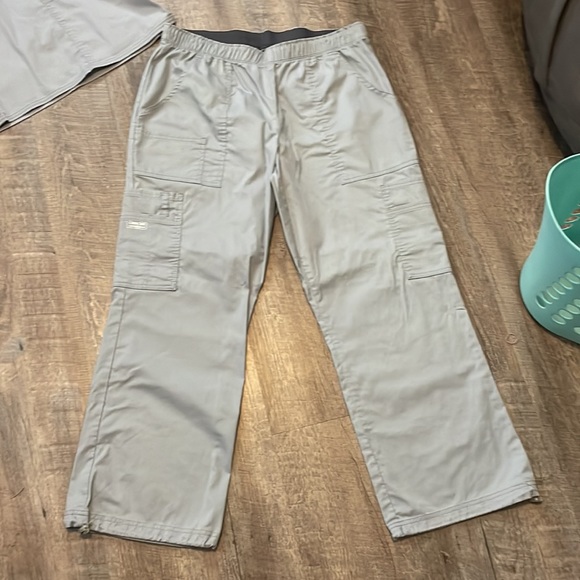 Scrub set - Picture 2 of 2